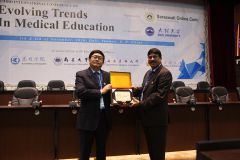 Dr. Prabhakar Gundala of Vydehi receiving a memento from Prof. Zhang Qiaogui of DLU.JPG